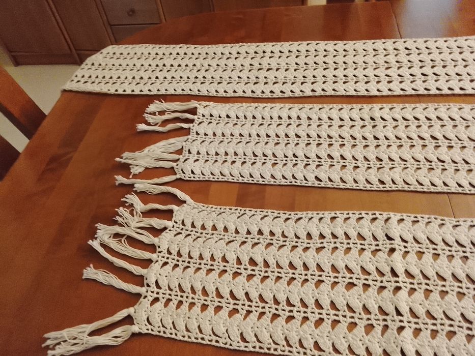Conjunto de três naperons compridos em crochê feitos á mão