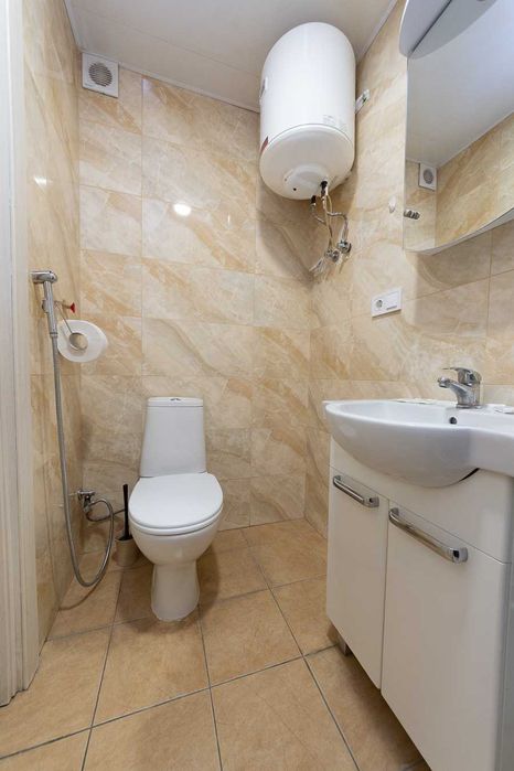 Подобово - простора і комфортна двокімнатна квартира біля метро.