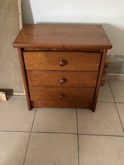 Mesa de cabeceira de madeira com 3 gavetas