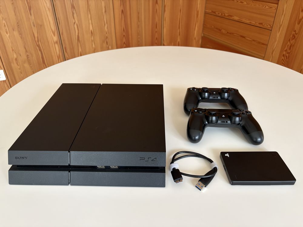 PS4 500 GB + 2 Tb HDD + 2 Comandos