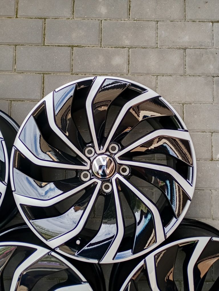 Alufelgi VW Ventura Golf 8 R Line r17 5x112