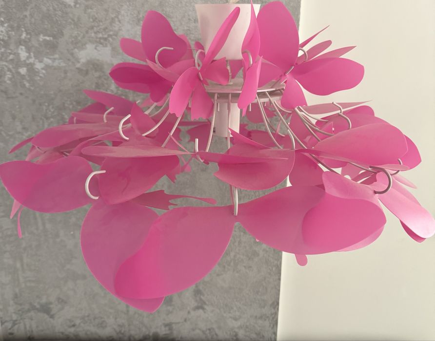 Lampa wisząca Farfalla z motylami.