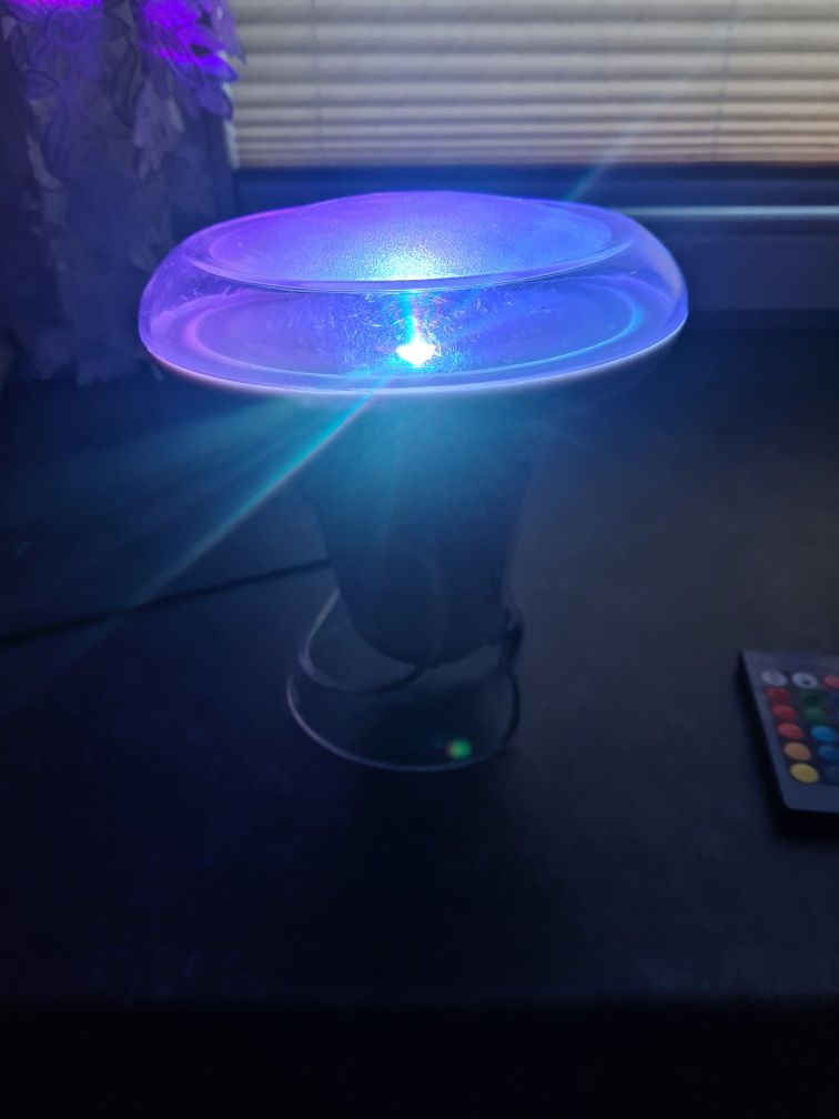 Lampka Grundig RGB LED na pilot  
Świecąca w różnych kolorach