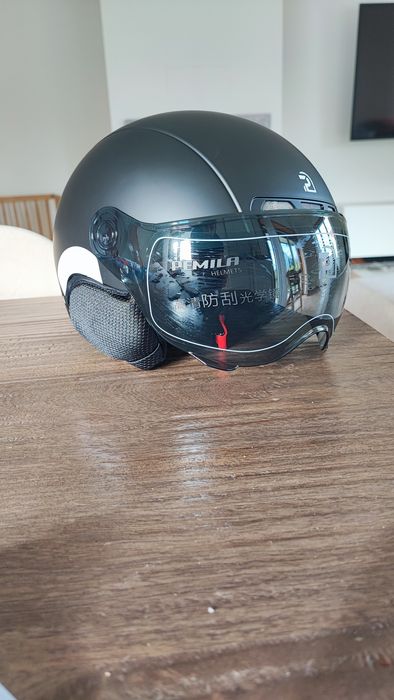 Capacete com viseira e proteção das orelhas para bicicleta / trotinete