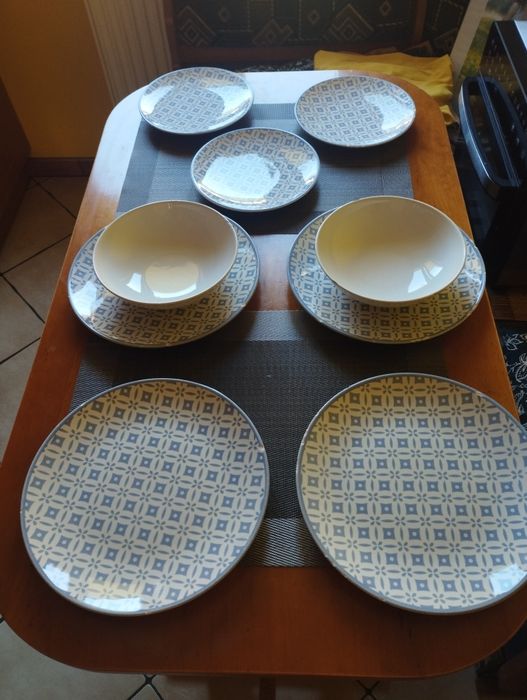 Talerze dyże deserowe i głębokie firmy Oagni z porcelany po bokach usz