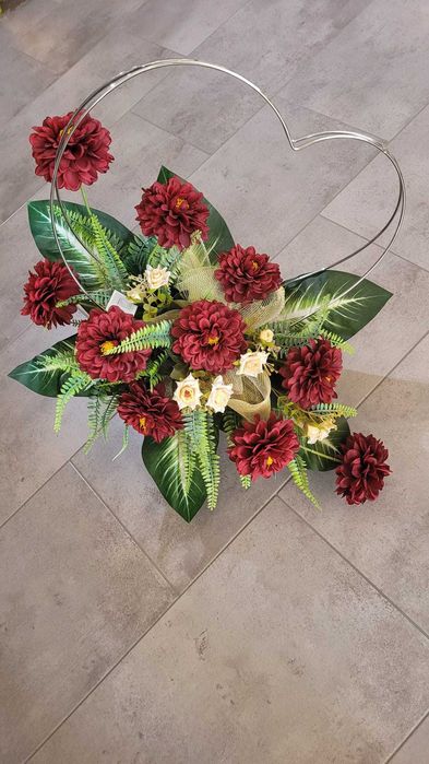 Dekoracja nagrobna wiązanka stroik kompozycja na cmentarz grób pomnik