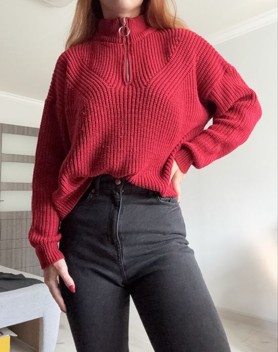 Червона вʼязана кофта на блискавці