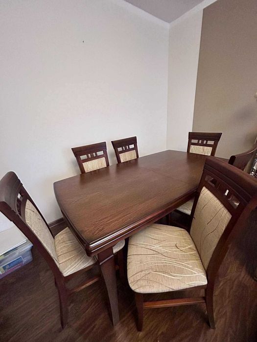 Drewniany stół z 6 krzesłami