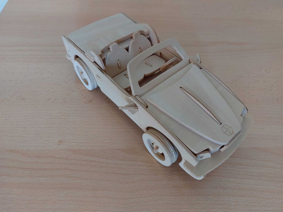 Samochód - model drewniany, złożony