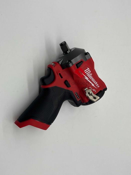 Аккумуляторный импульсный гайковерт Milwaukee M12 FUEL 1/2 (2555-20)