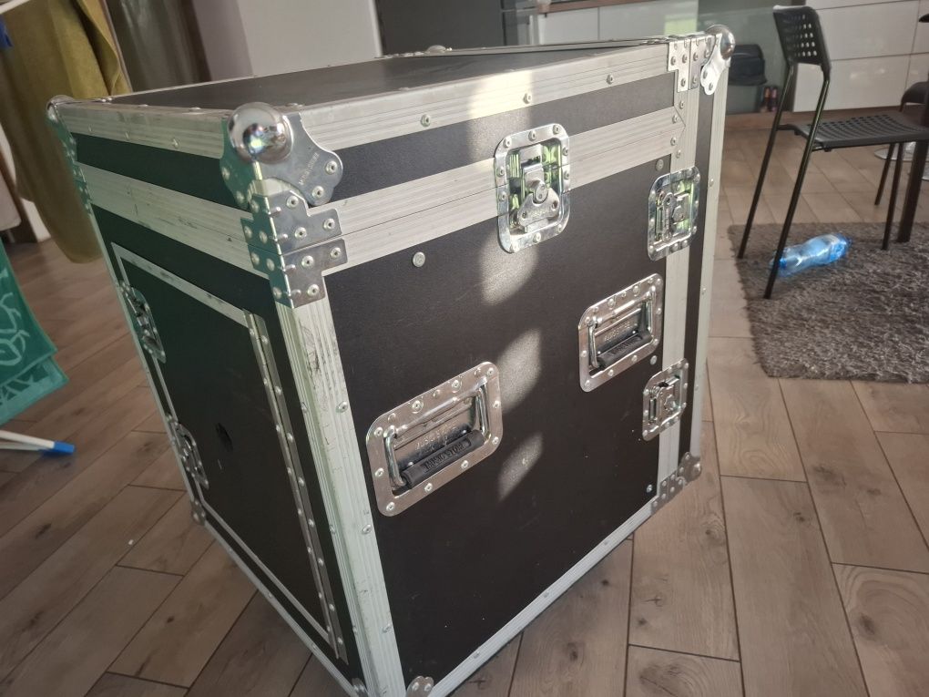 Case z procesorami i equalizerem Beringher