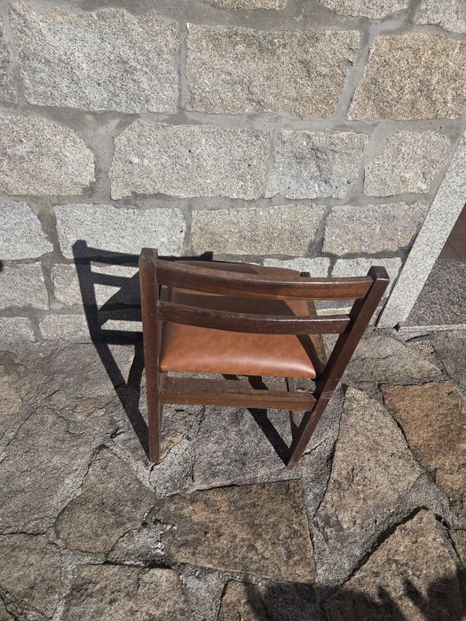 Cadeiras de madeira com acento em pele (10 uni.)