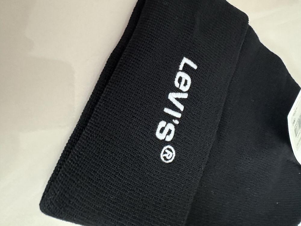 Чорна тепла шапка з вишитим написом Levi’s унисекс