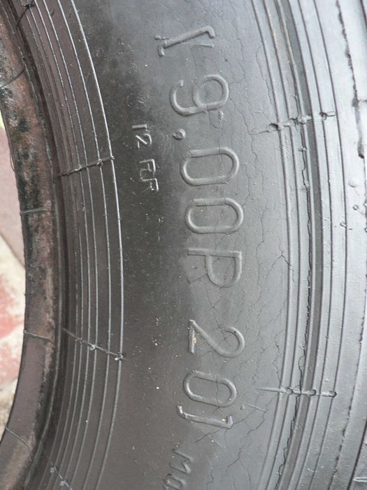 Opona 900/20 z dętką i fartuchem .