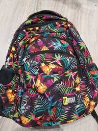 Kolorowy plecak we wzory