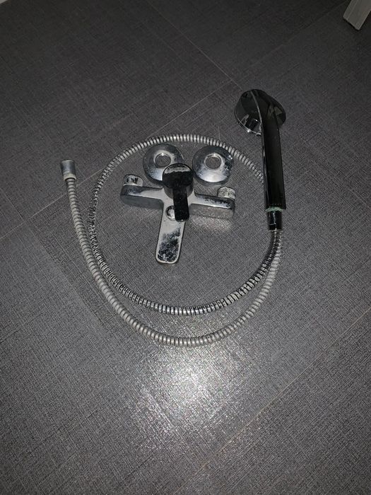 Смеситель и шланг с лейкой рабочие