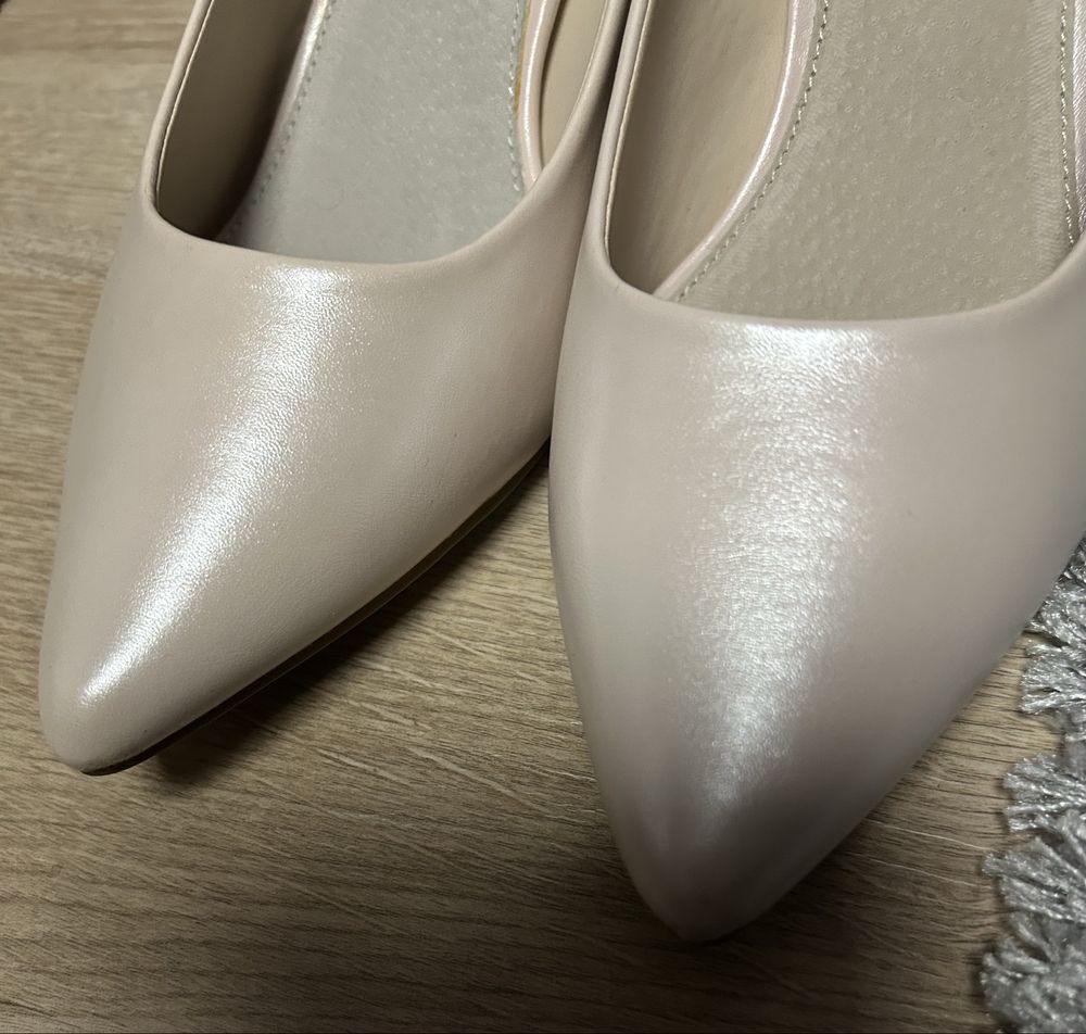 Czółenka, buty, pantofle beżowe rozm. 40- mniejsze