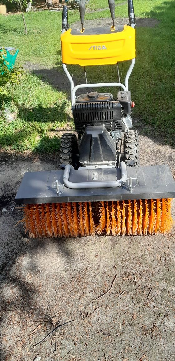 Zamiatarka spalinowa samojezdna