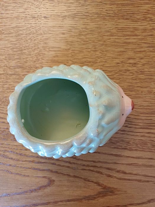 Sympatyczny jeżyk osłonka na doniczkę z żywicy