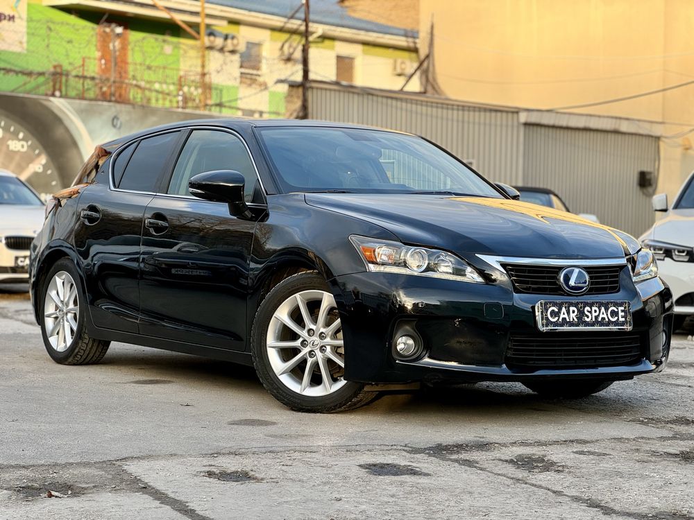 Продам Lexus CT200h гибрид 2012