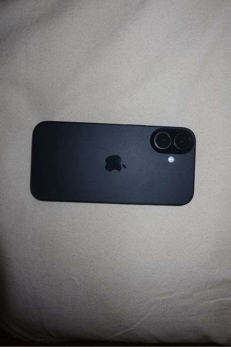iPhone 16 - 256GB (carregador original + capa)