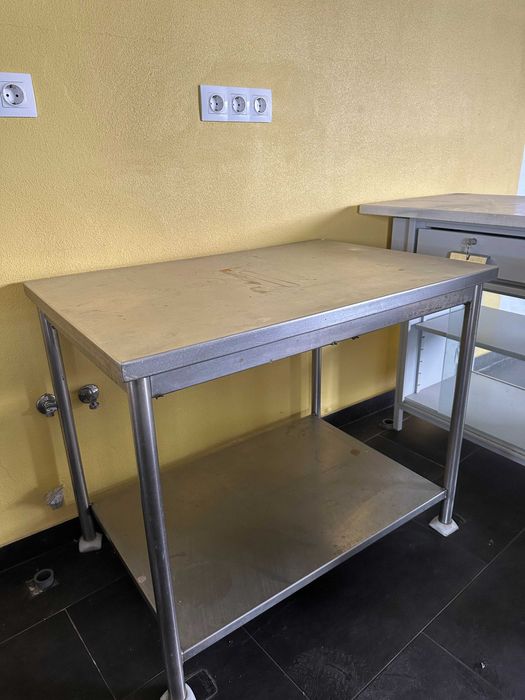 Mesa Industrial em Inox com Prateleira Inferior - 63x94x67 cm