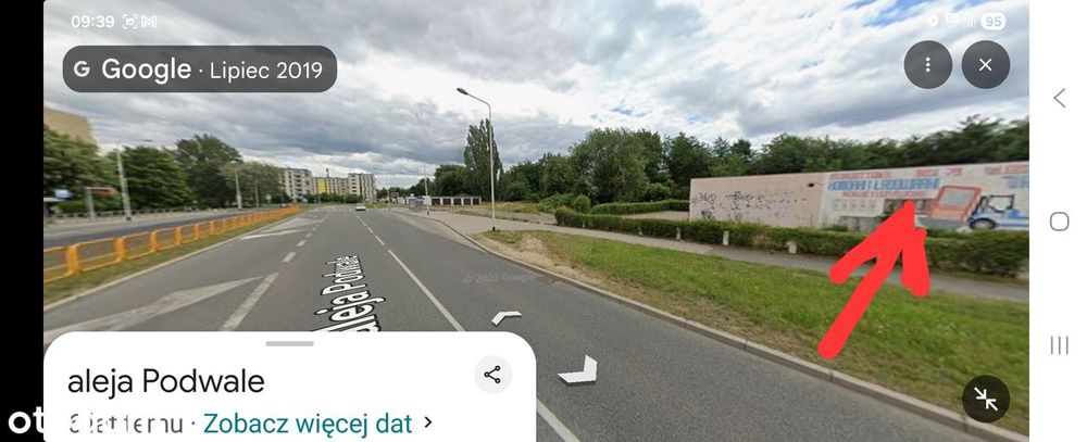 Garaż przy przejściu do Tesco