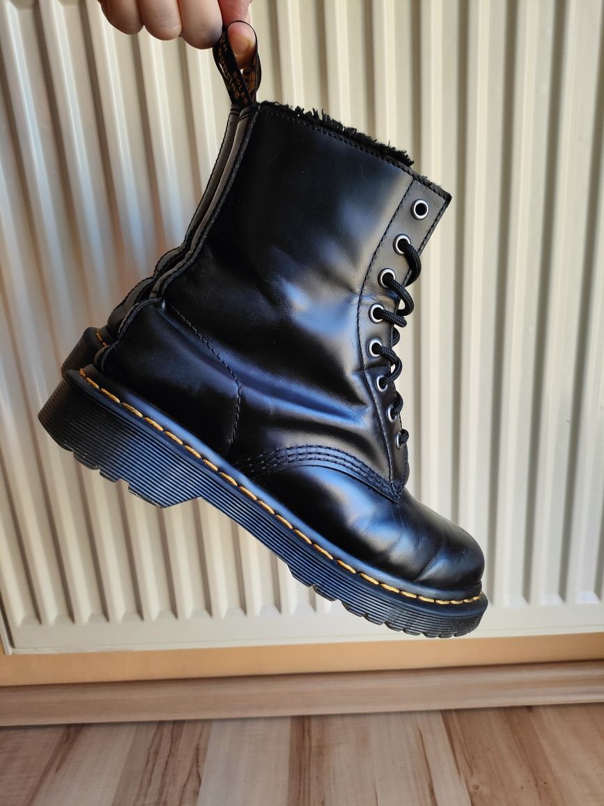 Klasyczne czarne Dr Martens 1460 Serena rozm 39 futerko ocieplane wyso