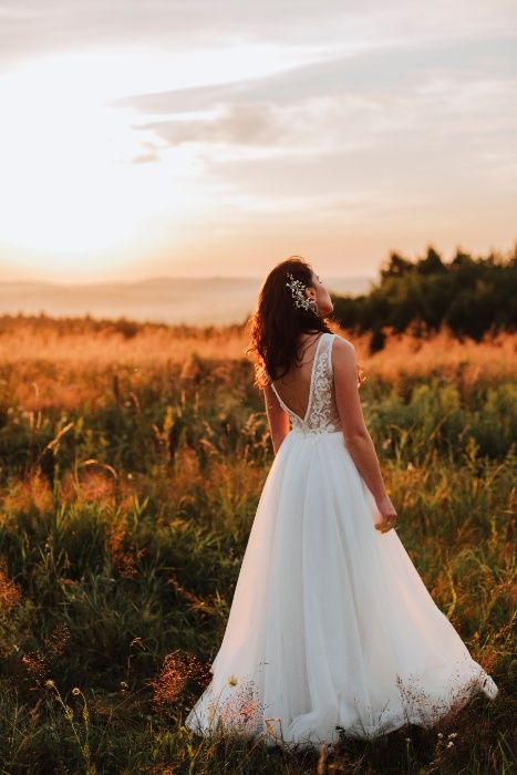 Minimalistyczna suknia ślubna, rustykalny styl