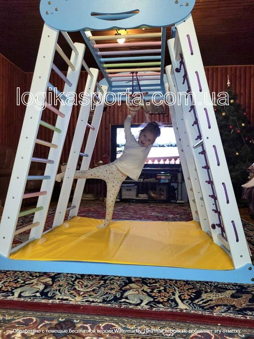 Білий дерев'яний дитячий спортивний комплекс. Розвиваючий центр.