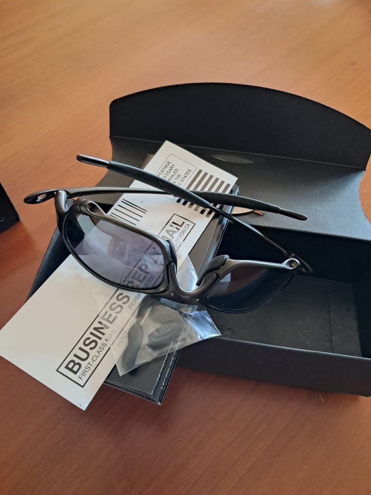 Óculos de sol Oakley.