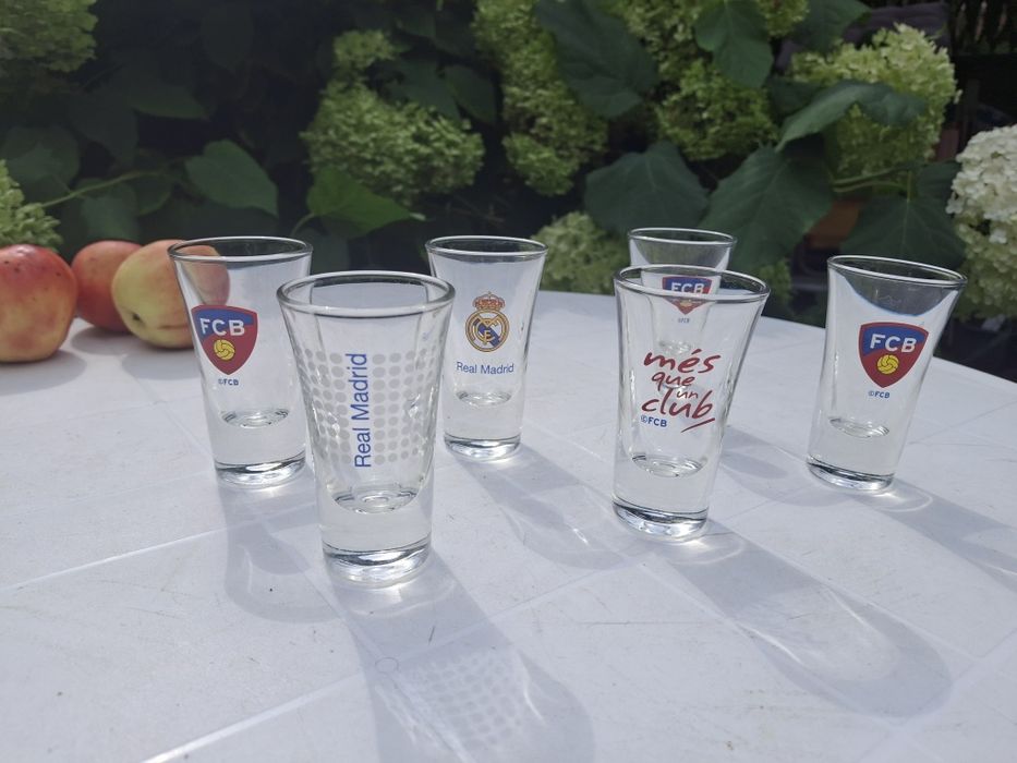 Fajne kieliszki 100 ze znakiem klubu piłkarskiego