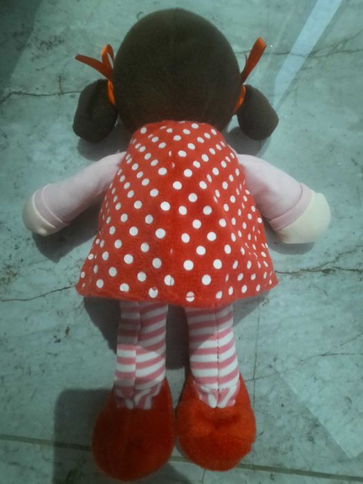 Lalka w czerwonej sukience z białymi kropeczkami