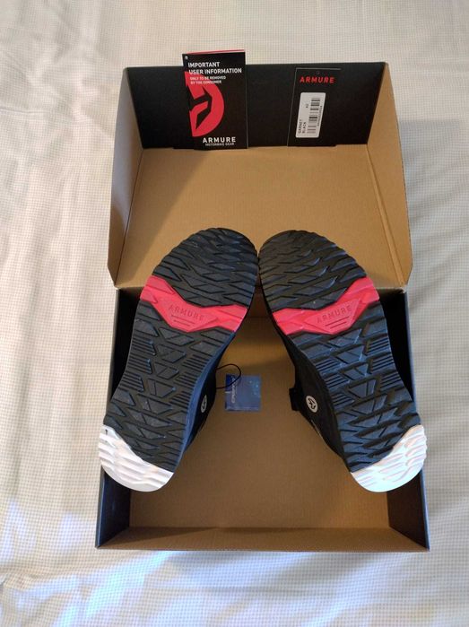 Vários artigos MOTARD, usados como novos e outros novos.