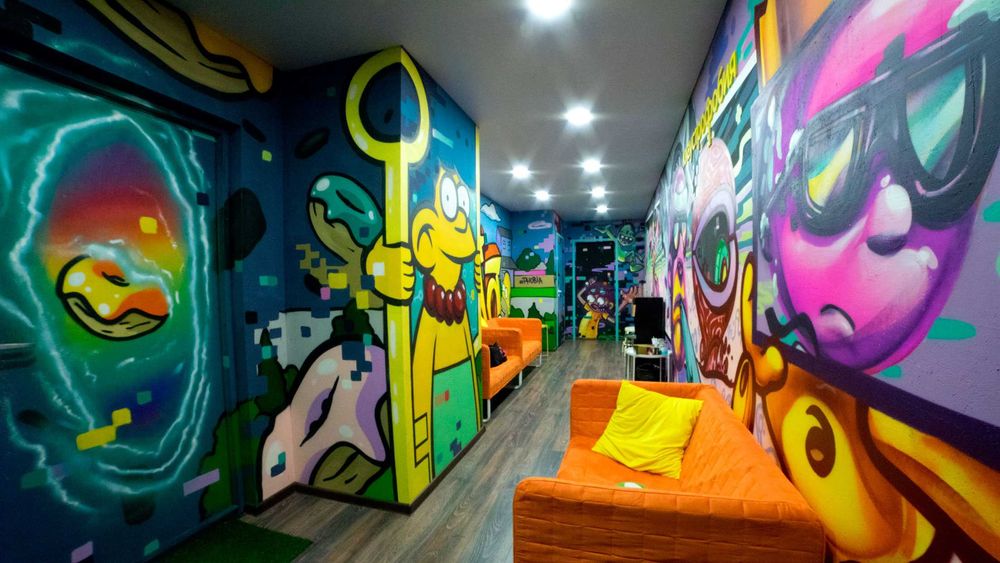 Artystyczne malowanie pokoju. Artysta