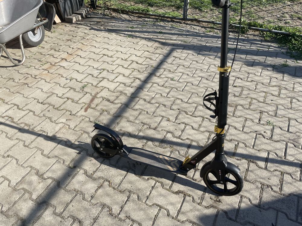 Hulajnoga Spokey z hamulcem tarczowym.