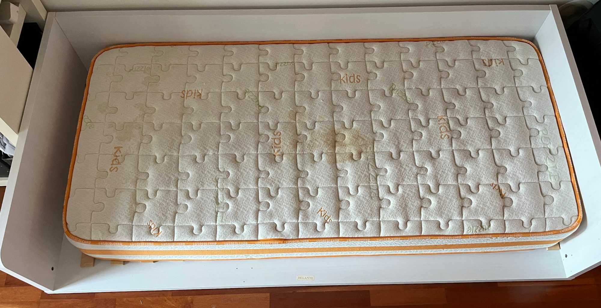 Vendo Móvel Compacto 3-em-1: Cama Alta com Colchão, Roupeiro e Estante