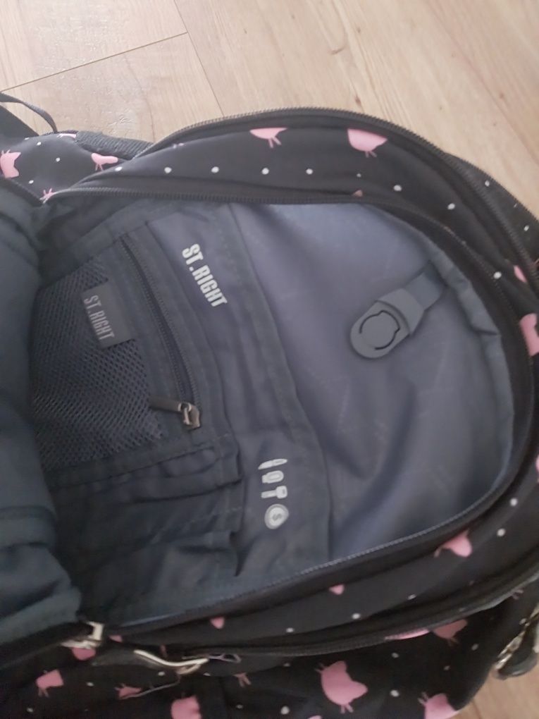 czarny plecak szkolny dla dzieci w różowe koty st.right