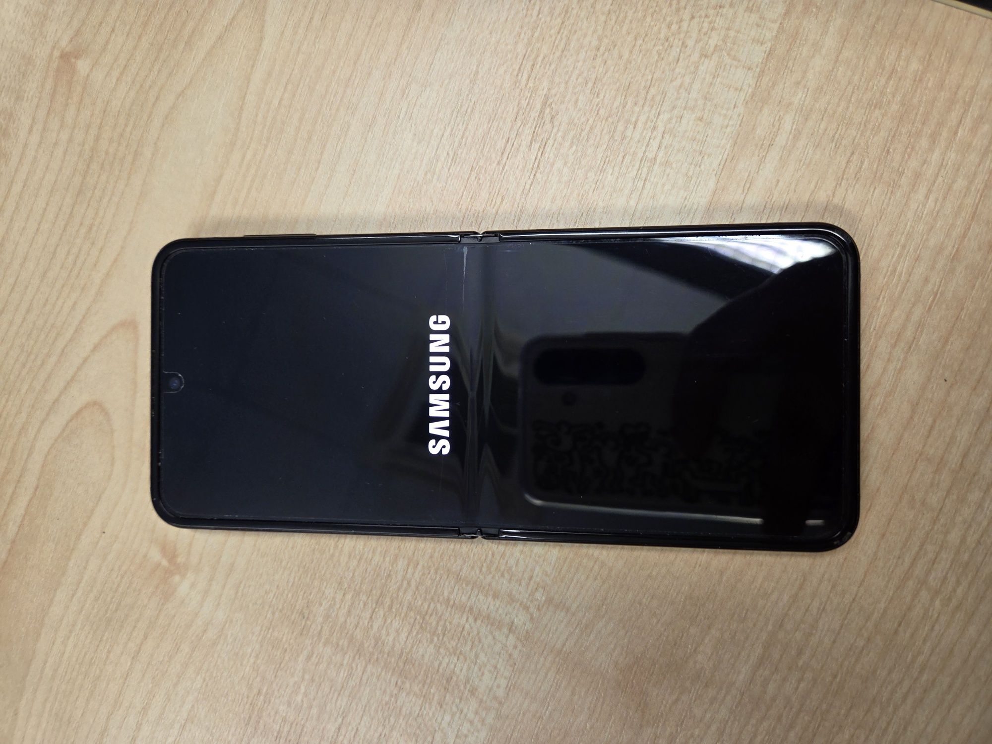 Galaxy Z Fiip4 Bespoke Edition
SM-F721B1SHEUE Czarny/bialy/bialy
Gala