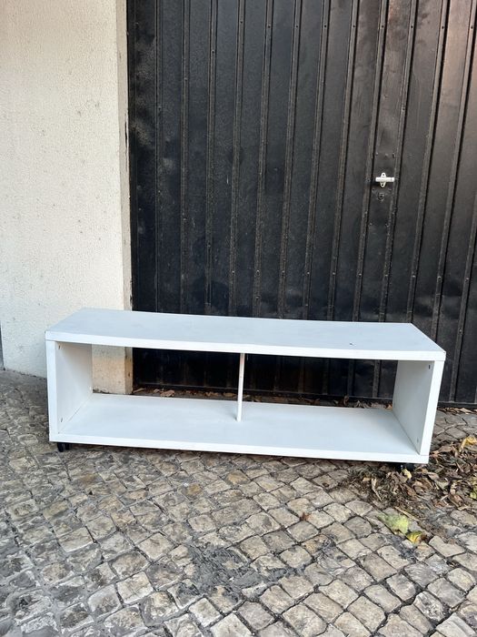 Móvel de televisão branco com rodas