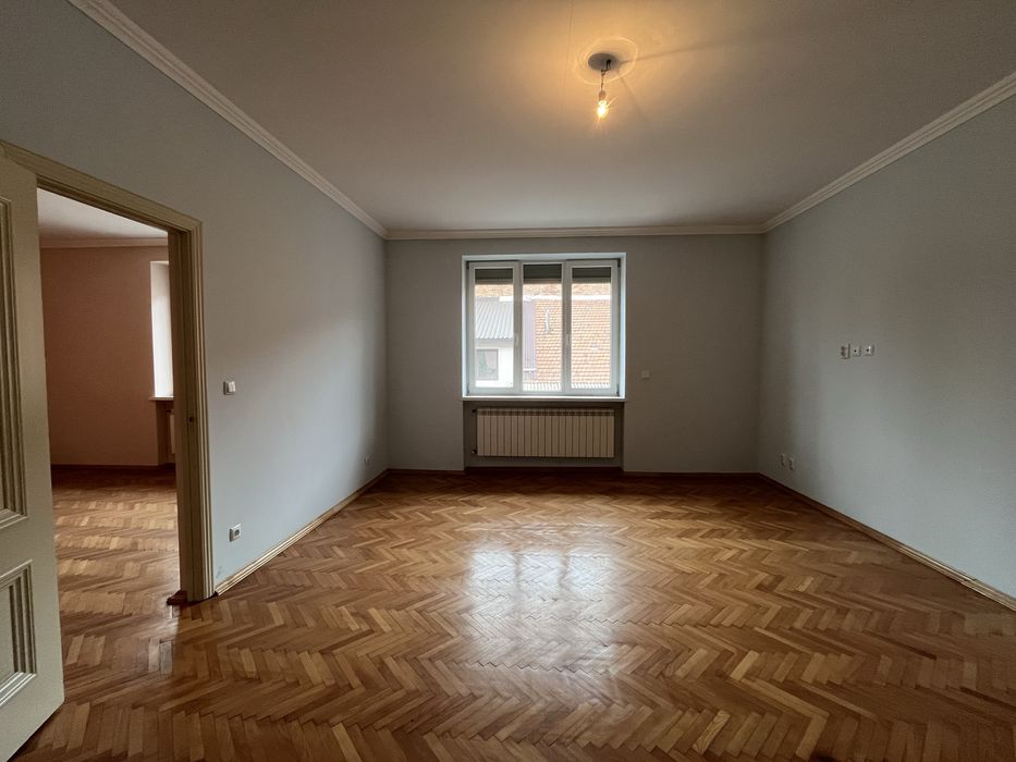 Продвється двохкімнатна квартира центр Мукачева/ вул. Миру