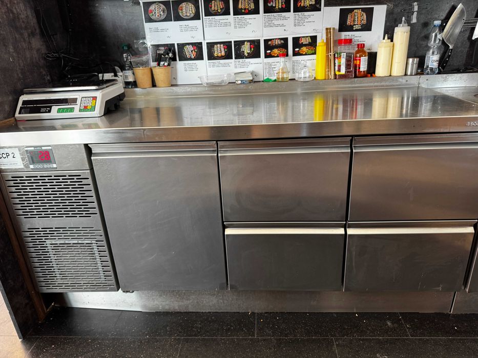 Blaty robocze z szufladami chłodniczymi i szafką ASCOBLOC