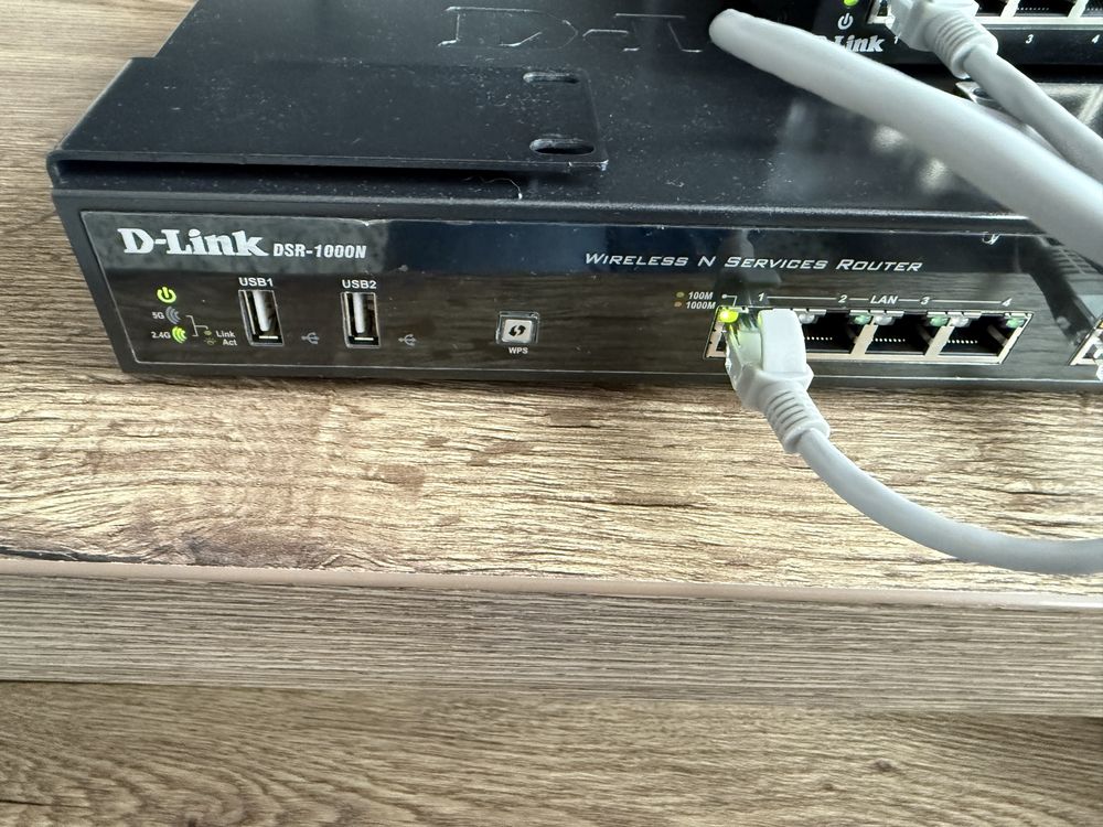 Router d-link dsr-1000n plus switch d-link des-10s