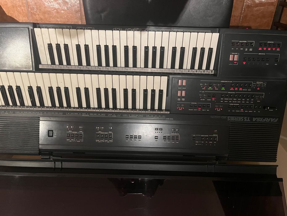 Órgão digital Farfisa c/ banco