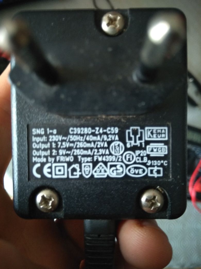 Transformador de 9V  e 7.5V  sem ficha