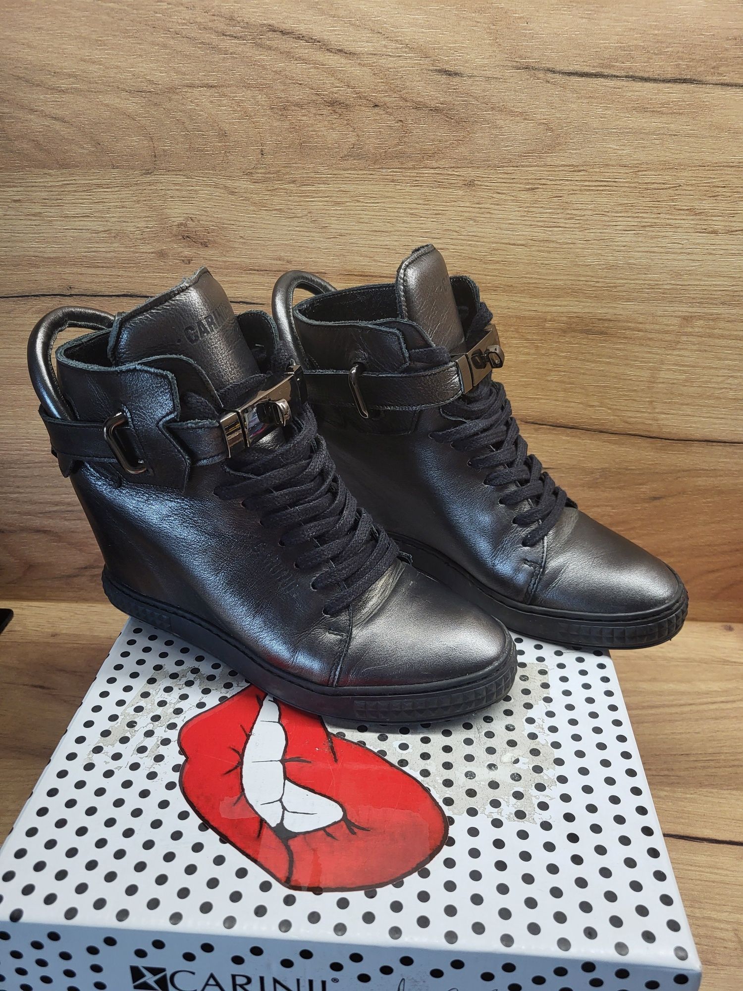 Carini sneakersy na koturnie