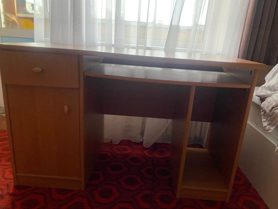 Стіл компʼютерний з виїзною панною для клавіатури