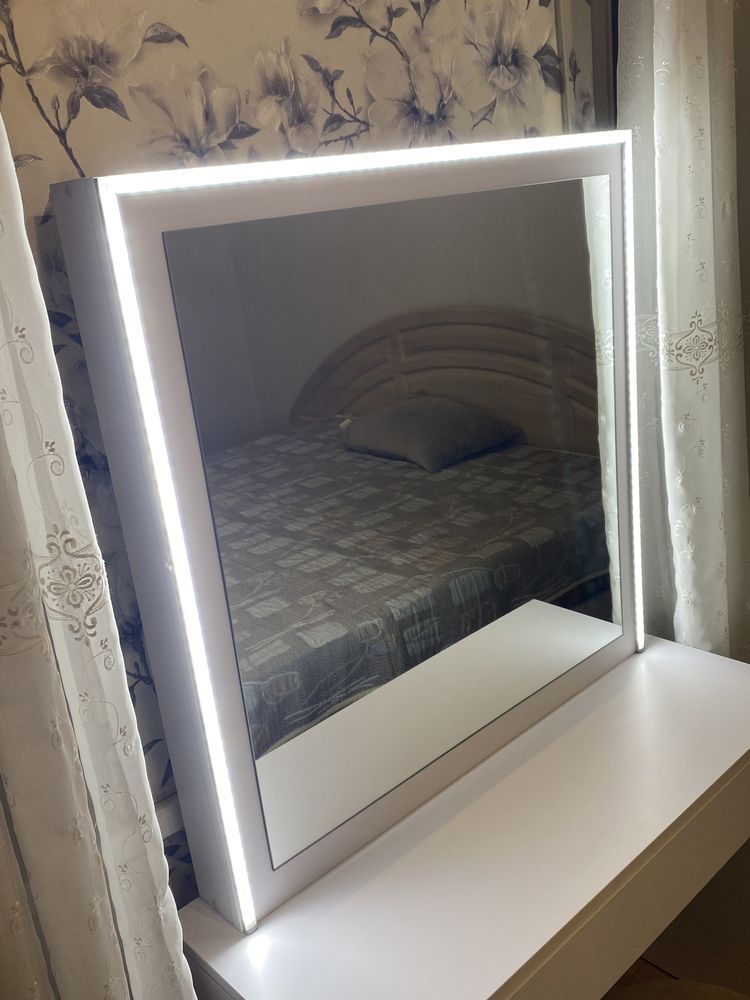 Туалетный столик для визажистов с LED подсветкой белый