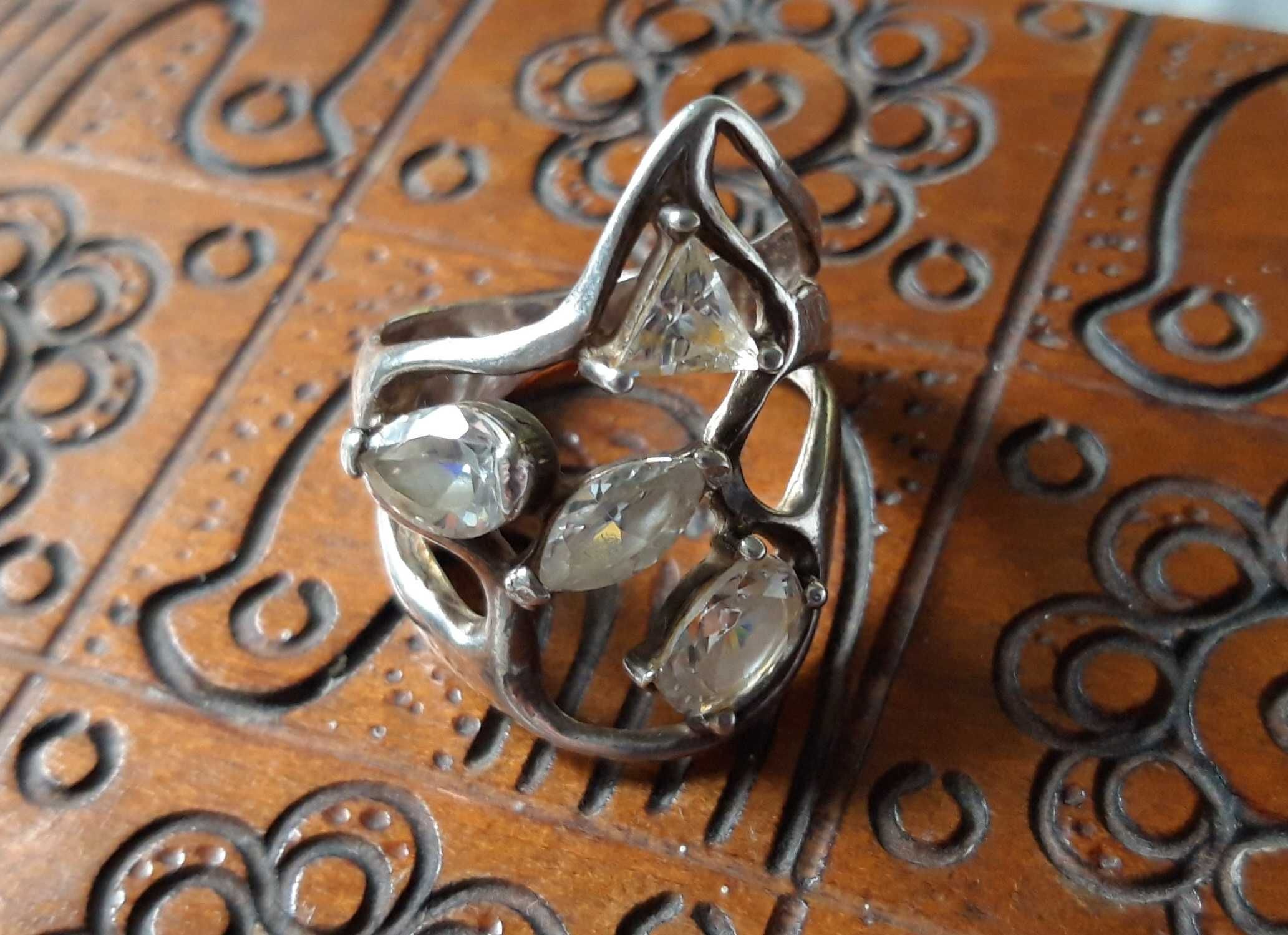Okazały srebrny pierścionek srebro 925 z kryształkami r. 15