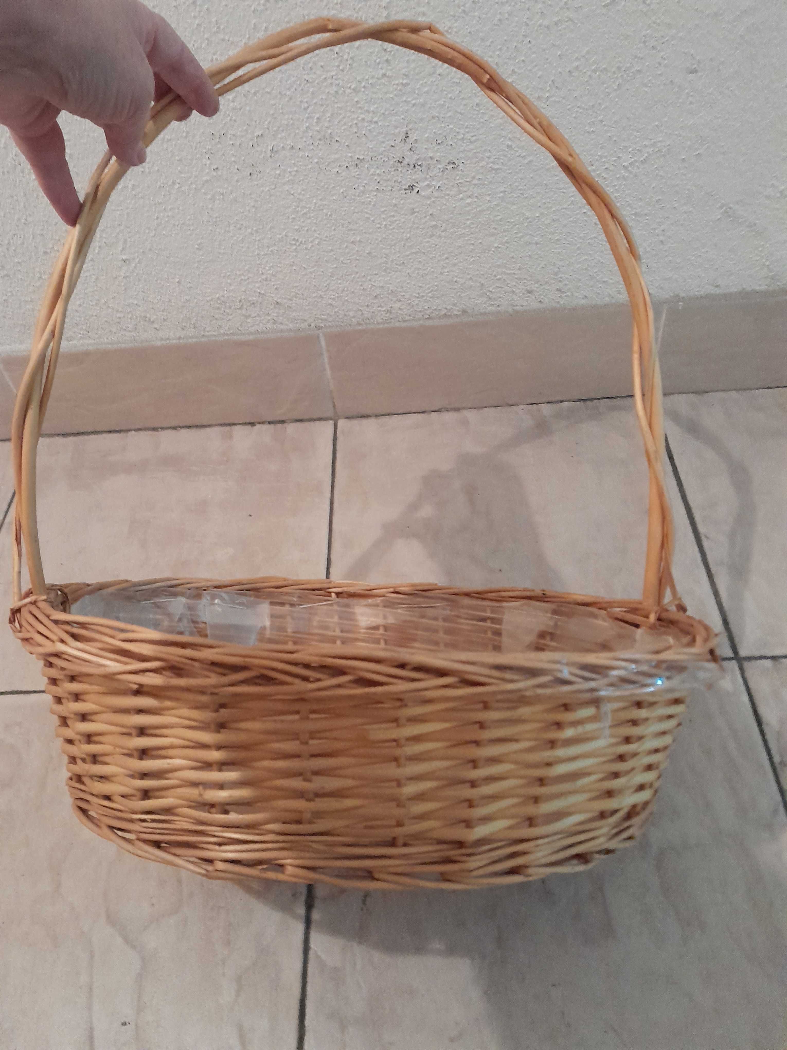 Cesta  em verga  clara